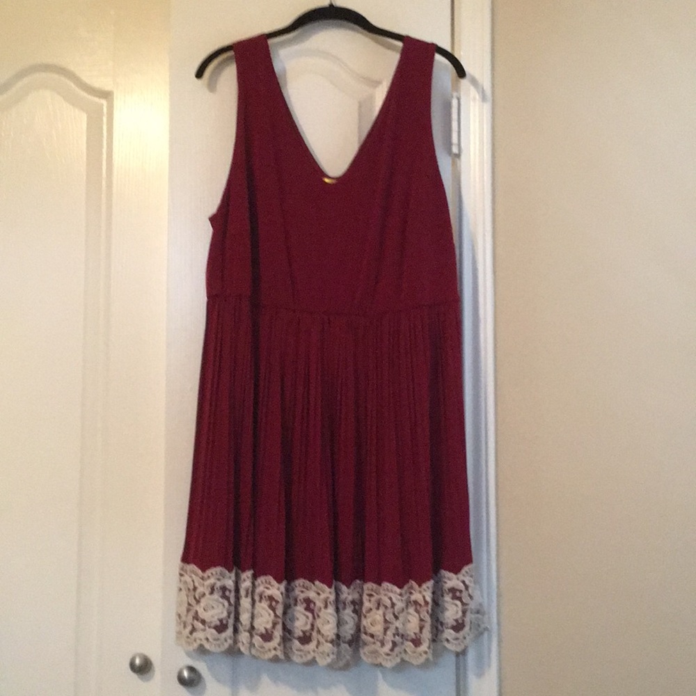 Sleeveless wine dress with lace hem